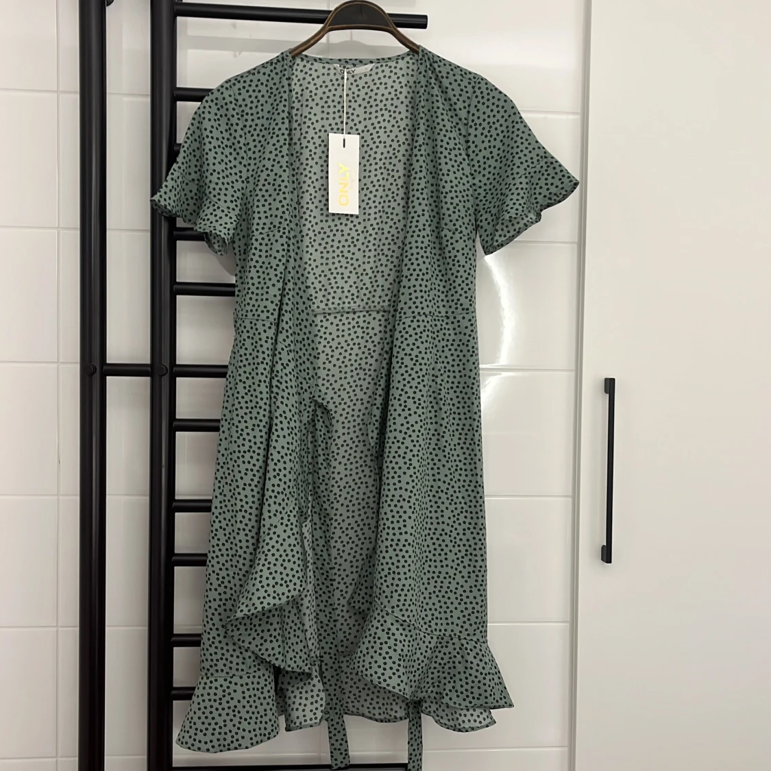 Blommig omlottklänning - 91