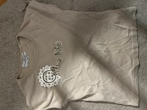 T-shirt  - Beige Tshirt