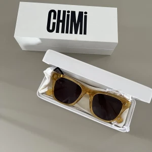 Chimi solglasögon  - Säljer mina fina solglasögon från Chimi. Modellen heter #007 och är i färgen Mango. Osäker på om denna modell finns kvar. Knappt använda och allt i original förpackning följer med.