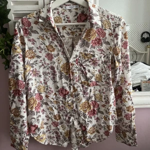 Blommig skjorta  - Jätte mjuk blommig skjorta från mango. Använd några gånger men har inga defekter. 
