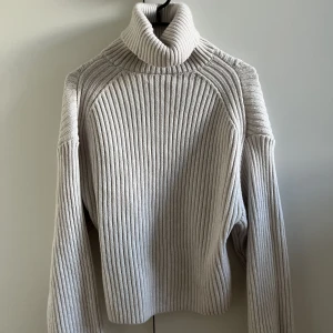 Beige tröja - Begie tröja från HM, aldrig använd endast testad. Storlek XS.