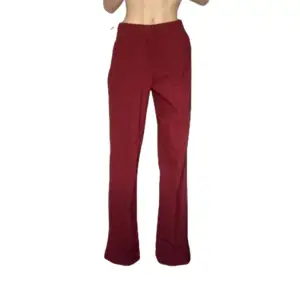 Kostymbyxor från Zara i nyskick! Storlek XS midwaist modell! De är blodröda/vinröda i färgen & är insydda i midjan 🤩Säljer för 100kr + frakt! Skicka ett meddelande vid frågor! Midjemått: 31cm Innerbenslängd: 74cm
