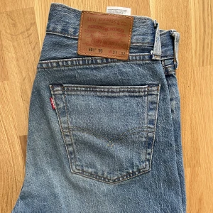 Levis jeans 501. - Ljusa Levi’s jeans. Modell:501. Storlek: W:31 L:32.  Knappt använda.  Nypris 1199 :- 