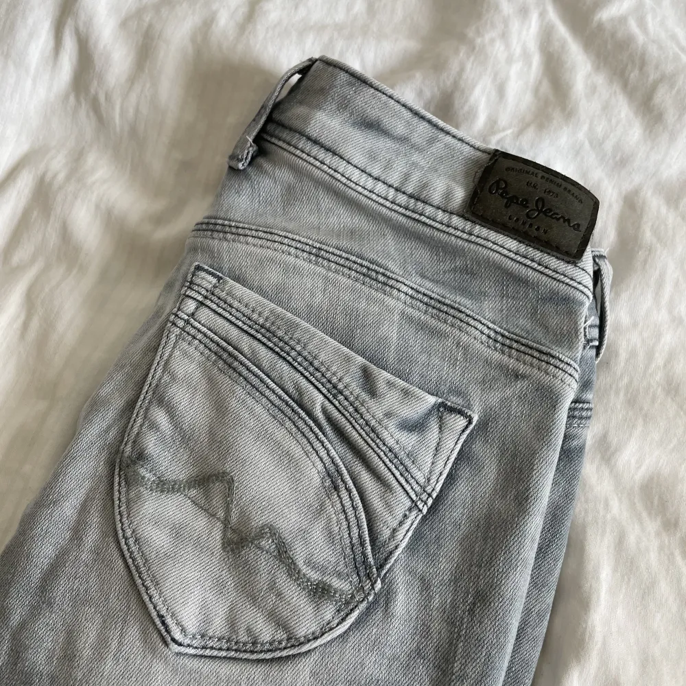 Säljer dessa slim, lågmidjade jeansen ifrån Pepe. De är i storlek 24/30 men är rätt så små i storleken. Jeansen är begagnade sen innan men är ändå i hyfsat bra skick.. Jeans & Byxor.