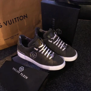 Philipp Plein Sneakers - Väldigt fina sneakers från exklusiva Philipp Plein. Storlek 41, passar även 42. Alla original tillbehör medföljer, låda, dustbag, kvitto etc. Inköpta för 6 000 kr på deras hemsida. Endast använda vid ett fåtal tillfällen.