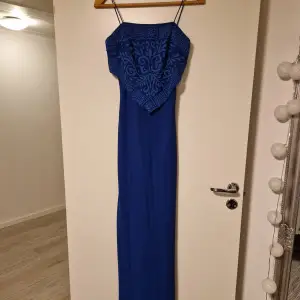 Mörkblå klänning som jag säljer då den inte passar mig längre. Kommer med en matchande halsduk. Klänningen är i strl S