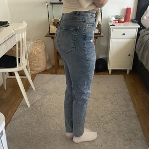 Mörkblå Jeans - Sitter tight högst upp på benen och lite lösare ju längre mer man kommer. Säljes pga för korta för mig som är 165 cm ish. Bra skick. 