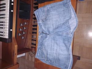 Shorts - Jättefina shorts med många vackra detaljer! Strl 44 men små i storlek. Skulle passa en strl 40. Säljer pga att de inte kommer till användning.