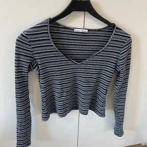 Stickad långärmad tröja  - Stickad långärmad tröja från Zara.  Fint skick men tecken på användning. 