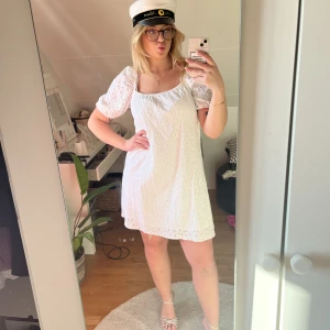 Studentklänning - Söker oanvänd studentklänning / sommarklänning med prislapp kvar! Köpt för 599