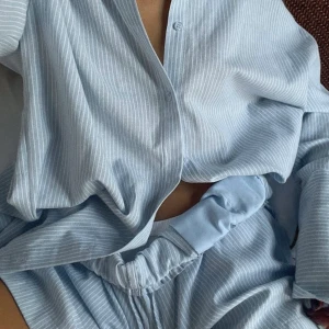 Pyjamas  - Snyggt pyjamas set från nakd. Skjortan är i storlek 36 och brallorna i 38, men de sitter som en 36a. Nypris för settet var 850kr totalt. Skjortan har lappen kvar. 