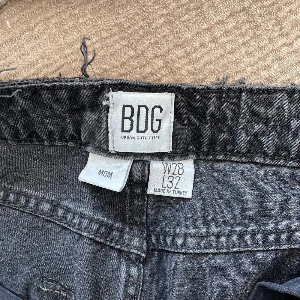 Svarta low waist jeans från Urban Outfitters. Aldrig använt då min jeans inte är min stil. Pris kan diskuteras. . Jeans & Byxor.