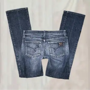 Sjukt fina Lågmidjade jeans! Lånade bilder från förra ägaren, säljer då de inte riktigt passar mig🥰skulle säga att de är mer bootcut än straight fit!  midjemått är 70 Innebenslängd är 82