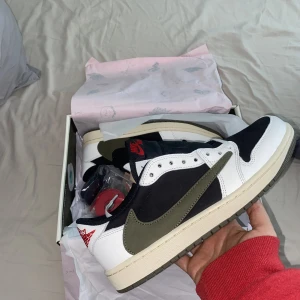 Jordan x Travis scott ”Olive” - Vann på SNS, kvitto och bevis finns! Allt finns med, aldrig använda eller provade. Betalning sker via swish.  Släng iväg ett bud!  Strl:41 eu Wmns 9.5 us Wmns: 7 uk  