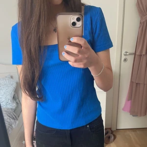 Blå topp - Sjukt snygg topp från zara! Endast använd en gång, då den är lite för stor på mig🫶 Storlek M, men skulle säga att den nassar S-M. Priset kan diskuteras!