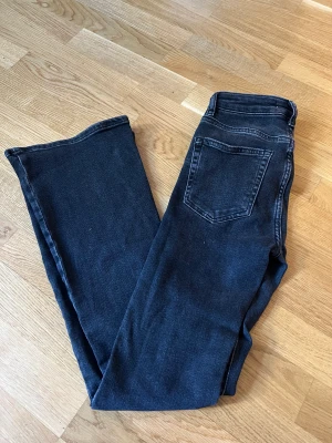 Bootcut jeans - Grå/svarta bootcut jeans. Medel/hög midja. Slutsålda. Storlek 34. Använda en gång