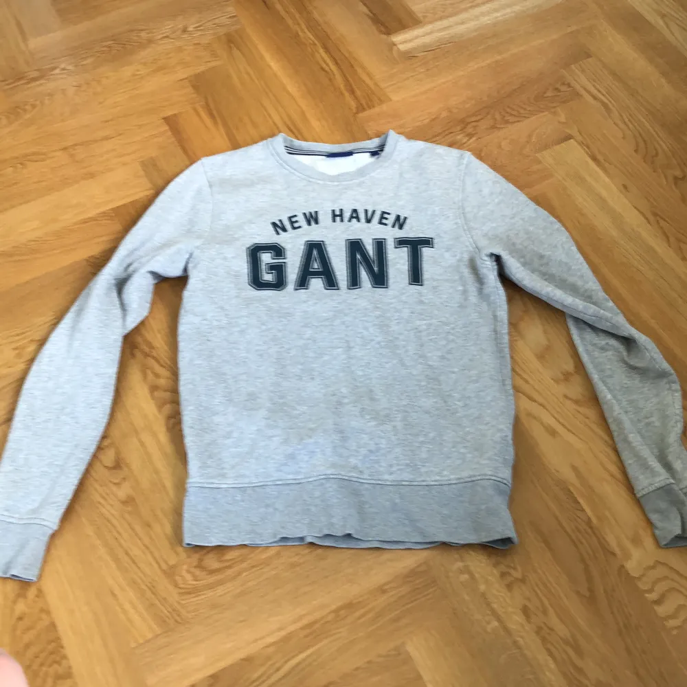 Säljer min Gant Tröja på grund utav att den är för liten. Väldigt bra skick inga hål!. Tröjor & Koftor.