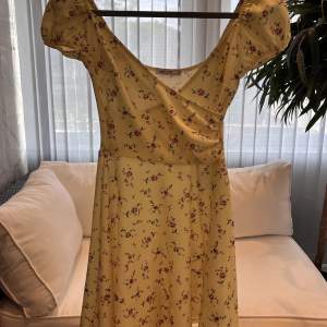 Super fin gul blommig klänning från Nelly.com säljer pga att den blivit för liten. Storlek XS. 200kr köparen står för frakten!💛