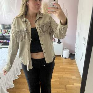 Säljer denna populära jeansjackan från zara i en grön/beige färg. 