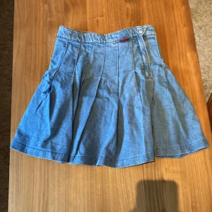 Jeans kjol🎸 - En helt oanvänd kjol i jeans. Säljer på grund av att den tyvär är för liten✨