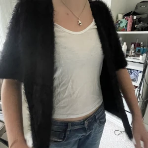 Kortärmad kofta - Säljer denna fluffiga kortärmade kofta!! Så najs att ha över toppar tex