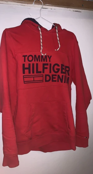 Tommy hilfiger hoodie - Helt okej inget skada på den.