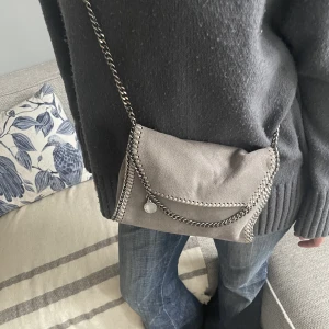 Stella McCaartney väska  - Säljer min fina stella mccartney väska som är i ett så fint skick😍ny pris 7000kr