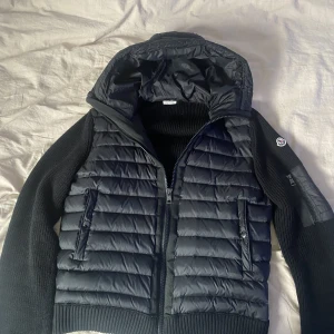 MONCLER CARDIGAN - Hej! Jag säljer en Moncler Cardigan i nyskick just nu för 6000kr p.g.a att jag inte tyckte om den lika mycket som jag förväntade mig.  Storlek: M/L  Äkta: Ja, tags och påse följer med i köpet. Cardiganen går även att scannas av på insidan.  DM för info👍🏽