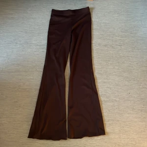 Bruna ribbad utvidga byxor - Helt nya byxor från H&M. Har alldrig använt dem på grund av dem är för småa. Storlek: S . Materialen är ribbad och helt ny. Jag kan stå emot för kemtvätt om det behövs <3