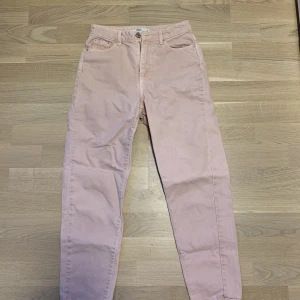 Rosa jeans Gina tricot 34 - Jeans från Gina i storlek 34!