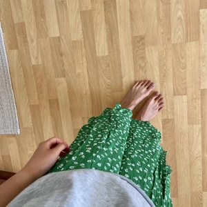 Grön kjol - Grön blommig somrig kjol! 