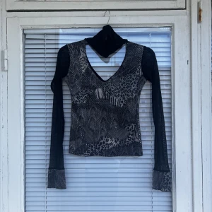 Vintage meshtopp top spets djurmotiv turtleneck polotröja - Svincool vintage tröja i fint skick, strl: S. Toppen är en turtleneck, där själva halskragen är sydd på tröjan.