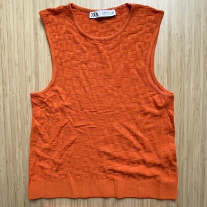 Zara TOPP del av set - Orange stickad topp från Zara, del av set. Helt oanvänd.