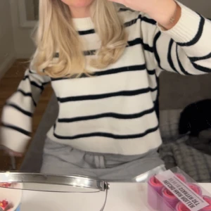 Stickad tröja - Stickad tröja, sparsamt använd.