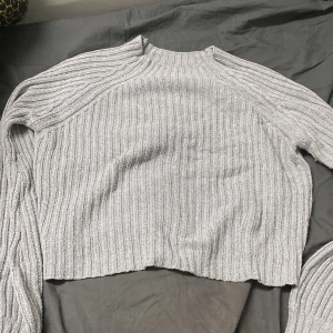 En tjock tröja till vinter passar på sommaren också  - Passar bäst med alla kläder man ja ha den på en klänning också 