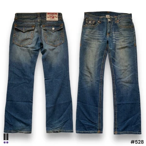 true religion jeans 528 - 💜Model: Joey Super T 💜Tag: w34 💜Waist: 45cm 💜Inseam: 80cm 💜Outseam: 105cm 💜Leg opening: 22cm 💜Flaws: saknar knapp på vänster bakficka, höger bakfickas knapp är skadad, skadad benöppning