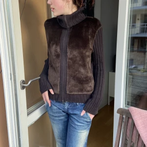 Mysig vår kofta !! - Jätte fin och härlig kofta med pälsväst! Brun. I toppskick utan några defekter fläckar eller hål🙈. Storlek L men de är damstorlek. Stickad, från italien. Bara att fråga om man har nå frågor!!🫶🏼