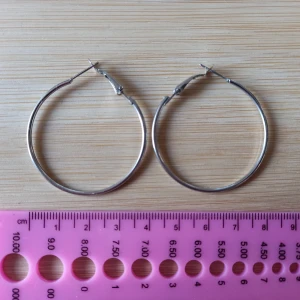 Classic silver hoop earrings - Diameter 4 cm, perfect condition. The material is just silver-colored metal, of course not real silver and no silver plating :)  The locks are convenient and work perfectly.   Feel free to DM if you want more photos!