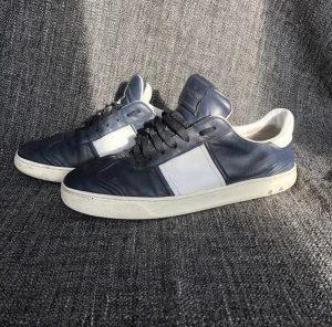 Valentino skor - Jag säljer nu mina valentino flycrews i ett 7/10 skick därav det billiga priset. Priset kan diskuteras vid snabb affär.