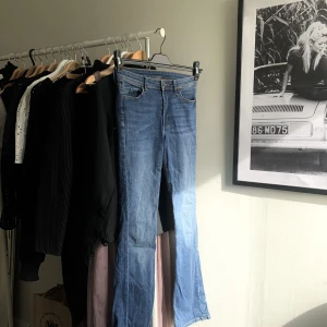 Bootcutjeans  - Bootcutjeans från Madrid! Säljer då de inte passar mig. Storlek 36💙 