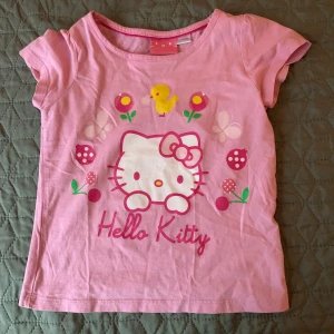 Hello kitty - Bra skick köpare står för frakt eller så möts vi. Klicka gärna på köp nu 💕💕fråga om ni undrar nåt. Passar xxxs-xs