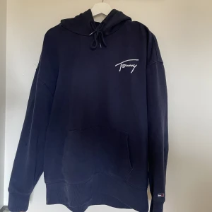 Tommy Hilfiger Jeans Hoodie - Tja, säljer min Tommy hilfiger hoodie då den blivit för liten. Den är i bra skick och finns inga defekter. Köptes för 1000 säljes för 250kr. Storlek L. Vid eventuella frågor så är de bara att skriva. Mvh Carl