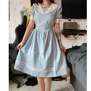 Kawaii klänning - Säljer denna då den inte är i min stil💙Använd 2 gånger så den är som ny💙Det är resår i ryggen under banden, banden sitter fast i sidorna så det går att knyta så hårt man vill💙