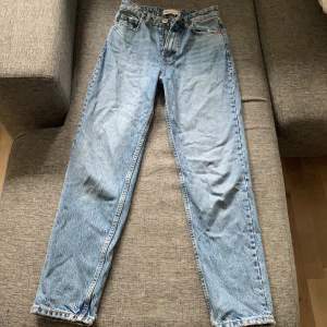 Blåa raka jeans från zara, använd ett fåtal gånger 