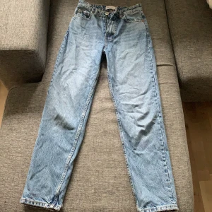 Jeans från Zara - Blåa raka jeans från zara, använd ett fåtal gånger 