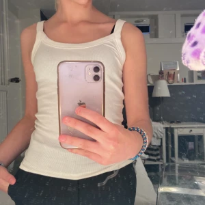 Vitt linne  - Detta är ett super gulligt och basic line det är vitt och ribbat och är köpt för ungefär några månader sen är i väldigt bra skick och använt ett x antal gånger 