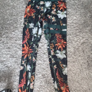 Stronger tights - Väl använda stronger tights, hela överallt men materialet har blivit ganska tunt med åren 