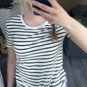 svartvit tröja - säljer denna jättefina tröjan från h&m eftersom den inte kommer till användning🧡 använd fåtal gånger, köparen står för frakt! pris kan diskuteras🩷🩷