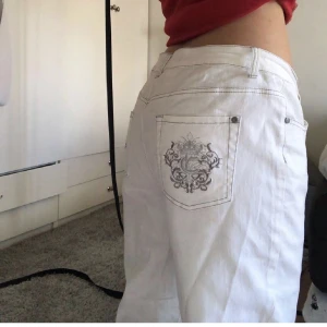 Lågmidjade vita jeans  - Sååå fina och i toppen skick🙌 Skulle uppskattas till en 38/40 skulle jag säga kan funka på 42 också då materialet är stretchigt  Bara skriva vid frågor 