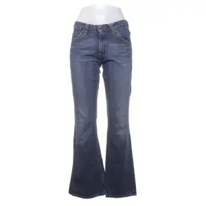 Jättesnygga lågmidjade jeans. Är insydda (se bild 3) men inget kan märker av. Innebenslängd: 77cm och midja svärs över: 37cm. Köparen står för frakt📦